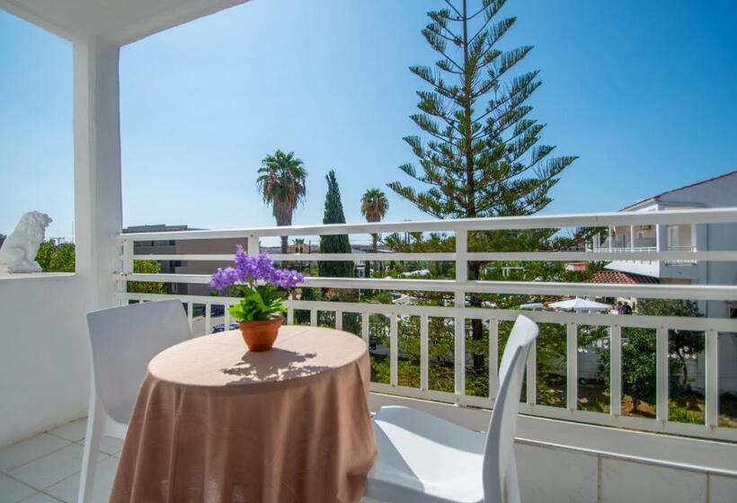 اتاق استاندارد سه تخته با چشمانداز باغ, Ikaros