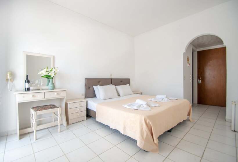 اتاق استاندارد با چشمانداز استخر, Ikaros