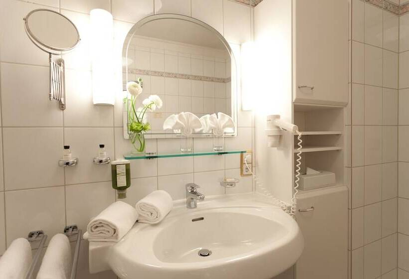 جناح جونيور, Konigshof