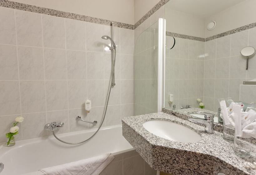 جناح جونيور, Konigshof