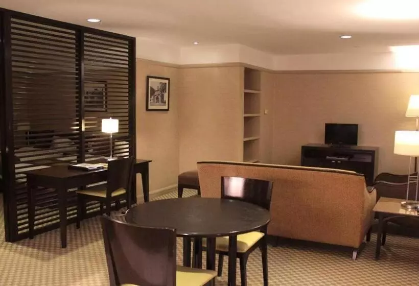 سوییت, Pacific Regency Hotel Suites