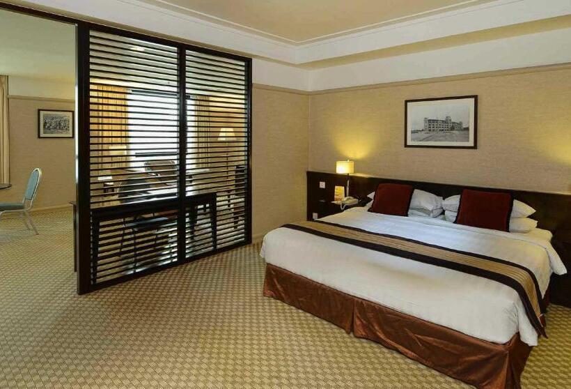 سوییت, Pacific Regency Hotel Suites