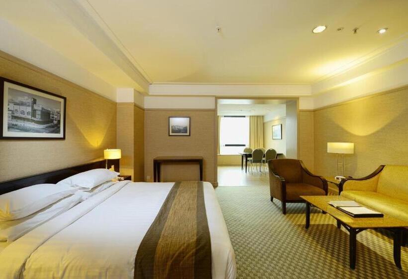 اتاق لوکس با تخت بزرگ, Pacific Regency Hotel Suites