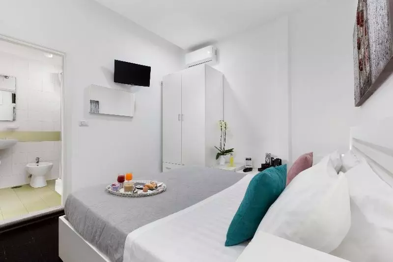 اتاق لوکس, Pacific Regency Hotel Suites