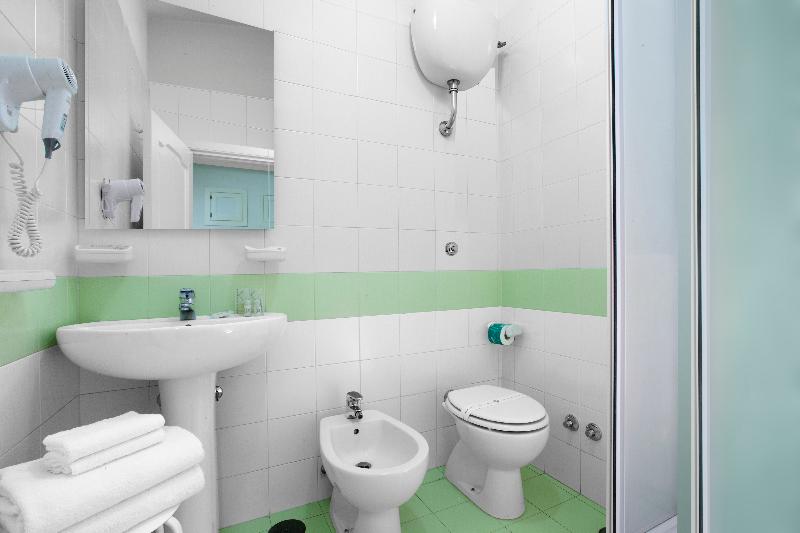 اتاق لوکس, Pacific Regency Hotel Suites