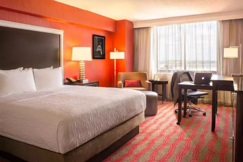 سوییت, Pacific Regency Hotel Suites