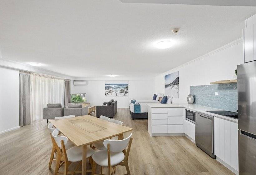 Семейный Номер, Sovereign On The Gold Coast