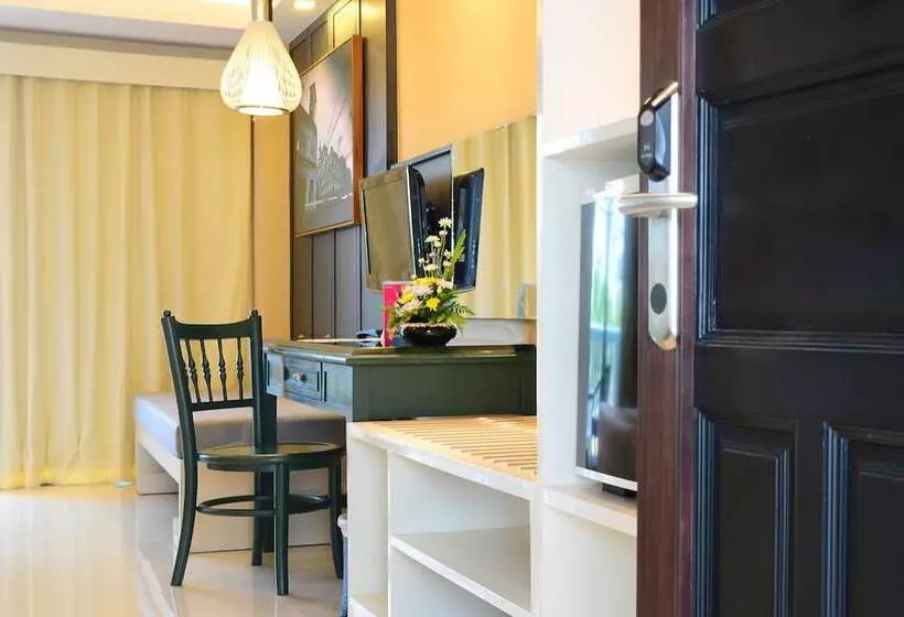 اتاق لوکس با بالکن, The Old Phuket   Karon Beach Resort   Sha Plus