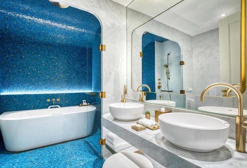 带城市景观和大床的豪华房间, Matild Palace, A Luxury Collection