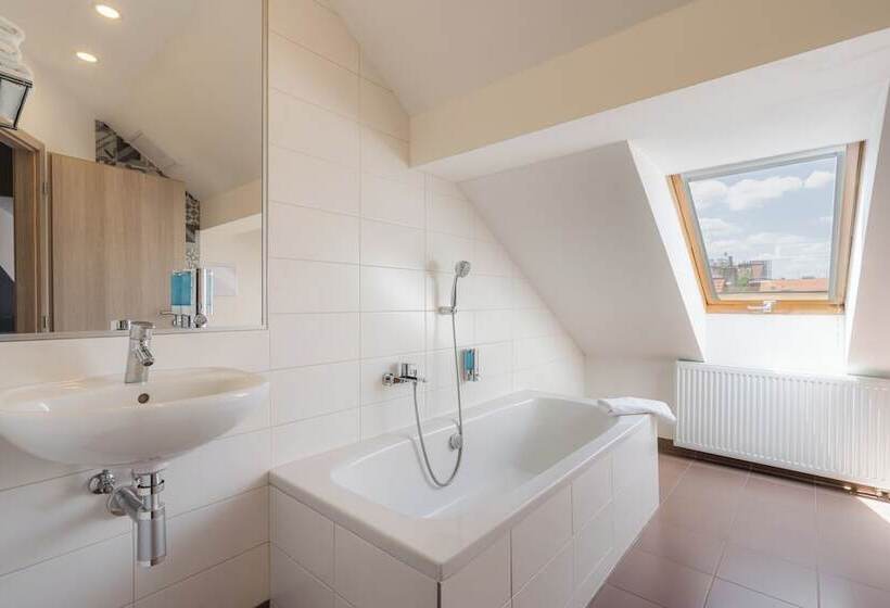 Standard Quadruple Room, Ea Hotel Victoria