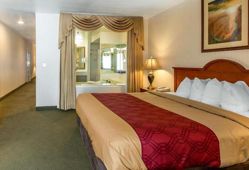 מיטת קינג בסוויטה, Econo Lodge Inn & Suites Riverside  Corona