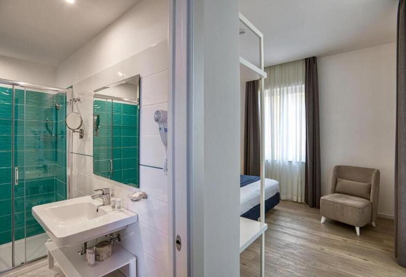 اتاق کلاسیک, Isabella Sorrento