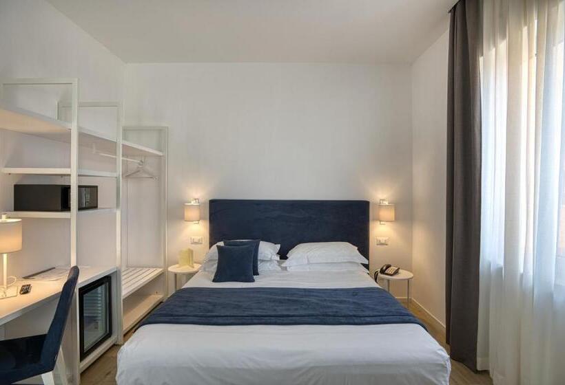 اتاق کلاسیک, Isabella Sorrento