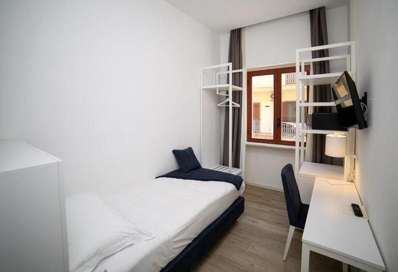 اتاق استاندارد یک نفره, Isabella Sorrento