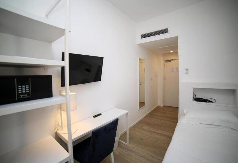 اتاق استاندارد یک نفره, Isabella Sorrento