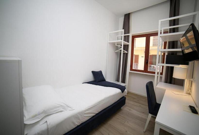 اتاق استاندارد یک نفره, Isabella Sorrento