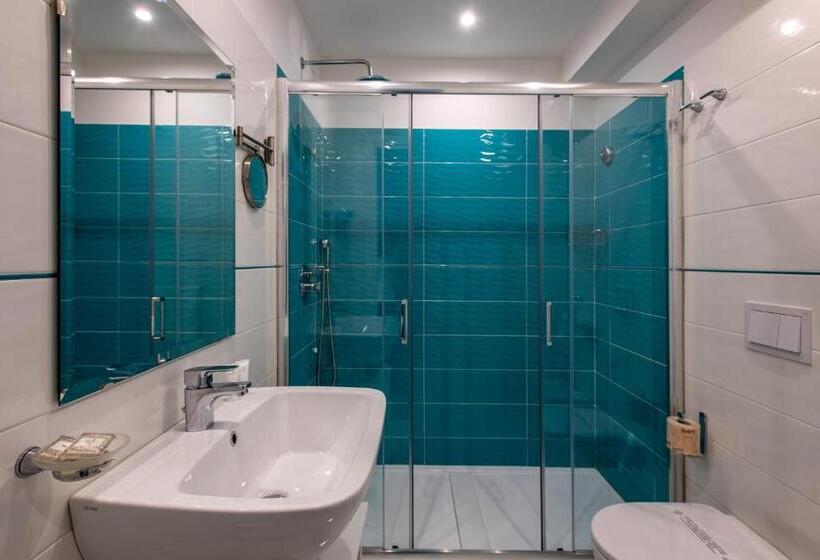 اتاق راحتی, Isabella Sorrento