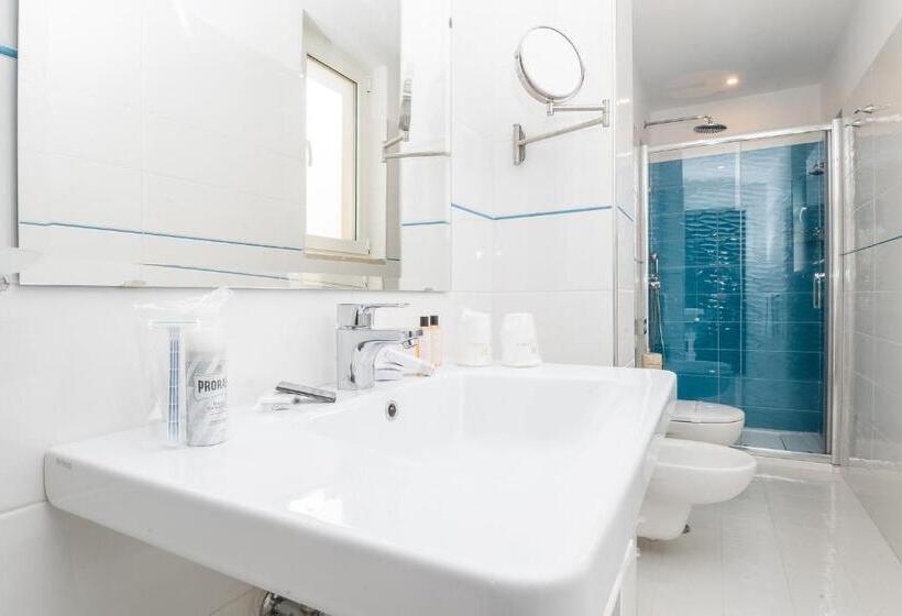 اتاق کلاسیک سه تخته, Isabella Sorrento