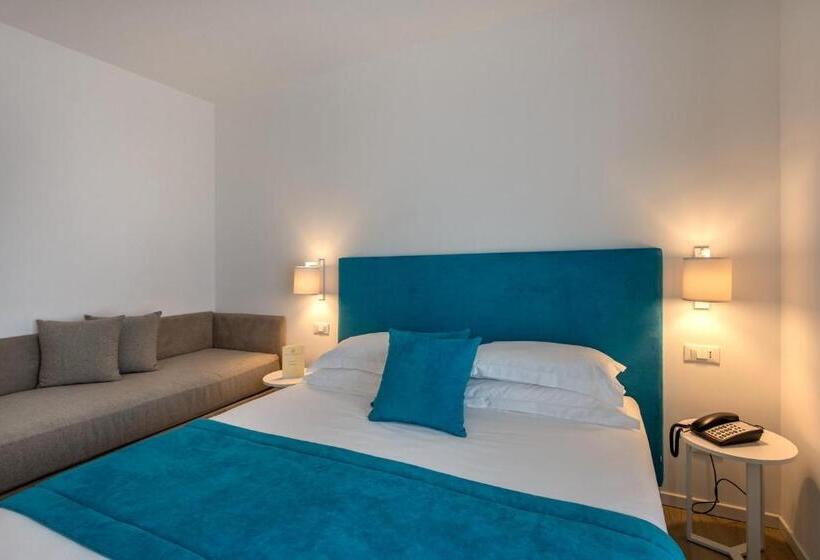 اتاق کلاسیک سه تخته, Isabella Sorrento