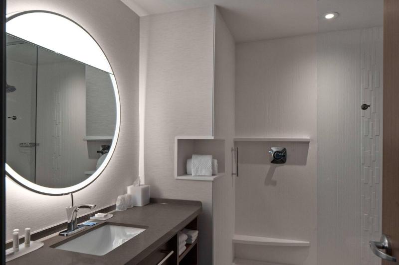 غرفة قياسية سرير كينج, Courtyard By Marriott Jefferson City