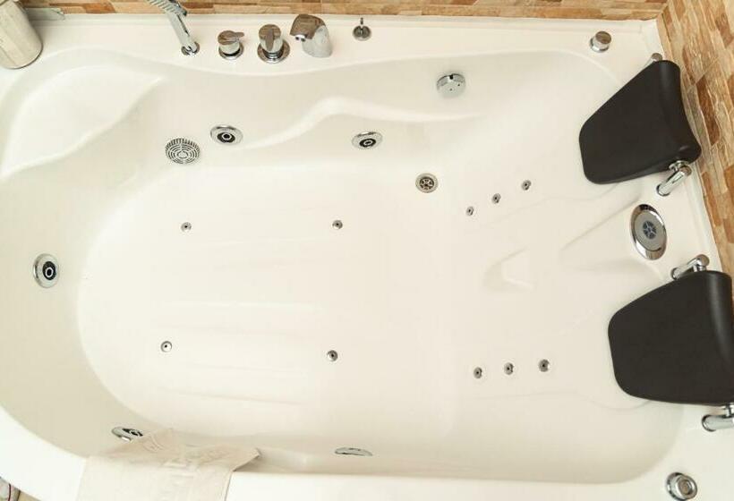 标准间带漩涡浴缸, Taranto Mn Place