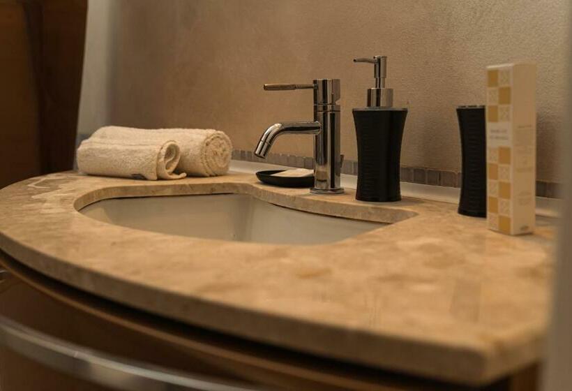 标准间带漩涡浴缸, Taranto Mn Place