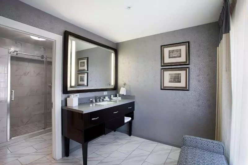 Deluxe-huone King-vuode, Ambassador Hotel Tulsa, Autograph Collection
