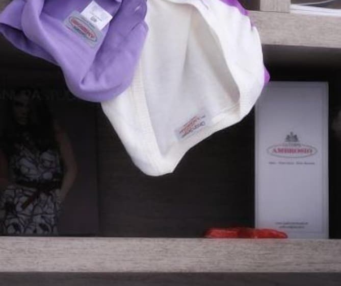 غرفة سوبيريور رباعية, Ambrosio La Corte