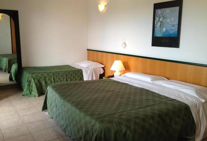 غرفة قياسية ثلاثية, Ambrosio La Corte