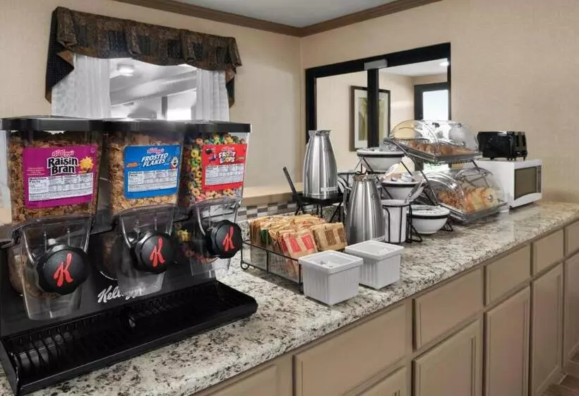 キングサイズベッドのスタンダードルーム, Baymont By Wyndham Belleville Airport Area Free Airport Shuttle