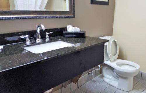 Номер Стандарт, Baymont By Wyndham Belleville Airport Area Free Airport Shuttle
