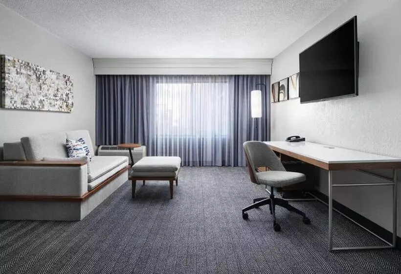سوئیت با تخت بزرگ, Courtyard Baton Rouge Siegen Lane