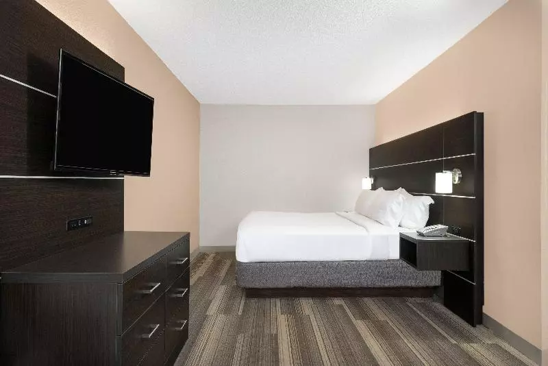 キングサイズベッドのスタンダードルーム, Holiday Inn Express Hillsville, An Ihg