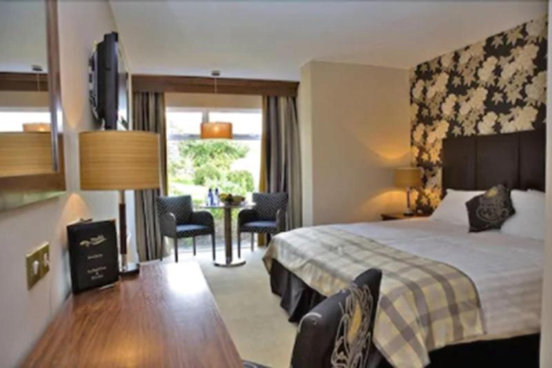 带大床的套房, Ramada By Wyndham Grayling Hotel & Conference Center