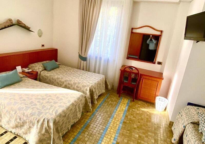 غرفة قياسية ثلاثية, Della Baia