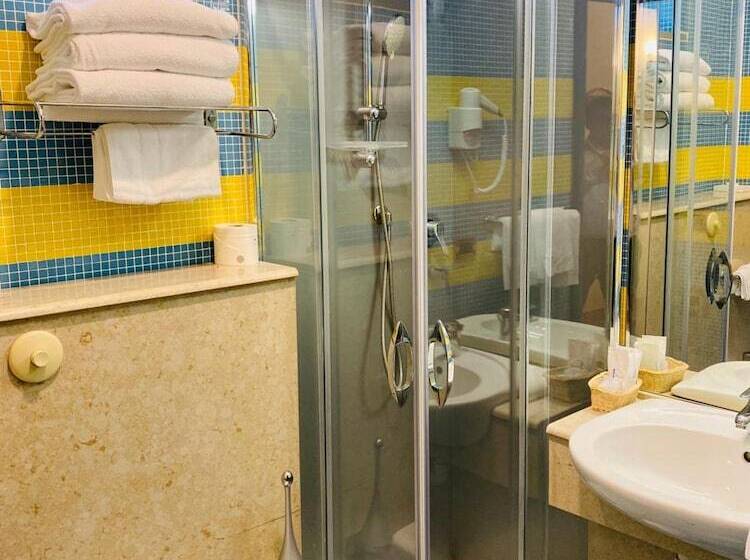 غرفة قياسية ثلاثية, Della Baia