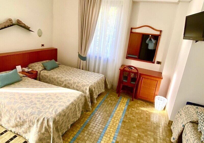 غرفة قياسية ثلاثية, Della Baia