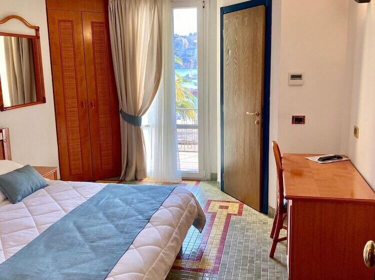 غرفة قياسية مطلّة علي البحر, Della Baia