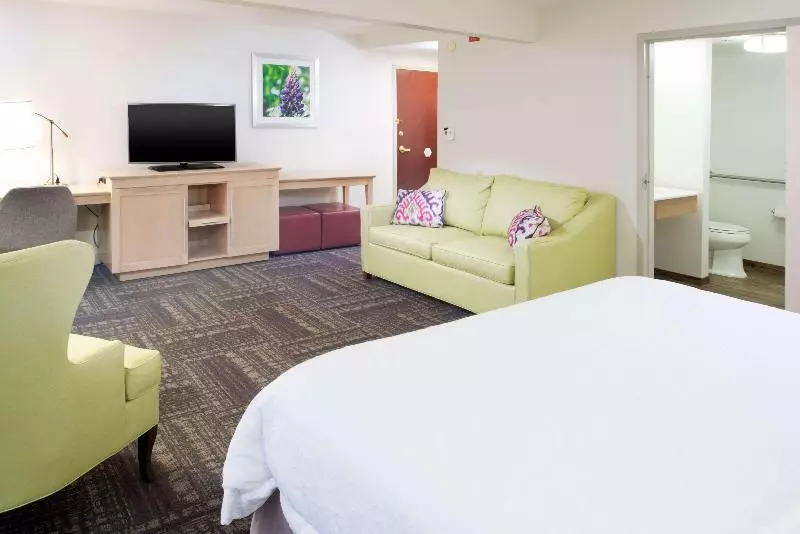 キングサイズベッドのスタンダードルーム, Hampton Inn & Suites Wilson I 95