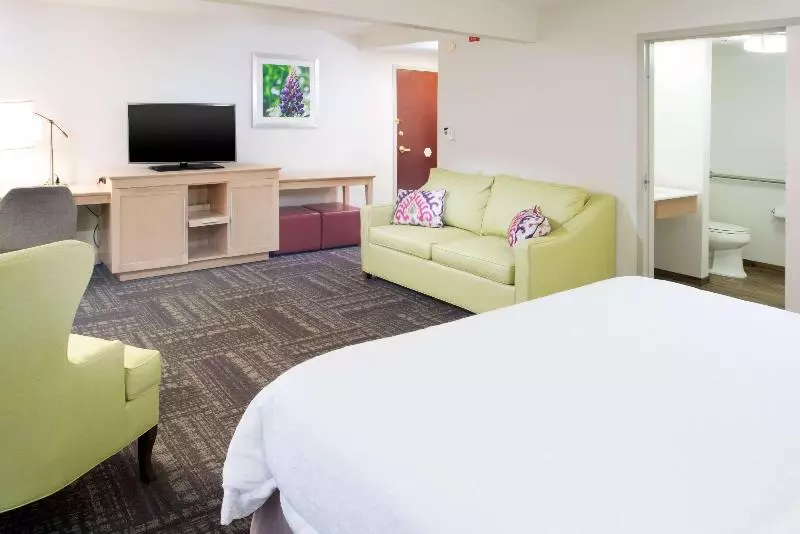 キングサイズベッドのスタンダードルーム, Hampton Inn & Suites Wilson I 95