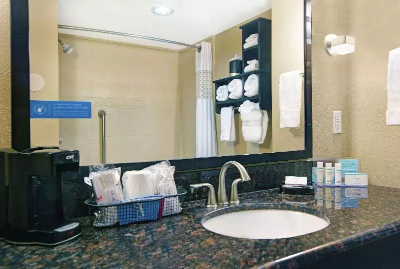 キングサイズベッドのスタンダードルーム, Hampton Inn Biloxi