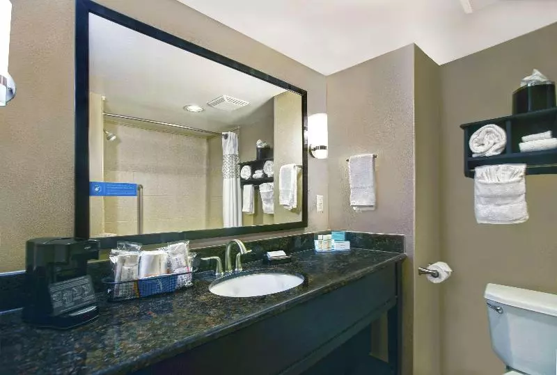 キングサイズベッドのスタンダードルーム, Hampton Inn Biloxi