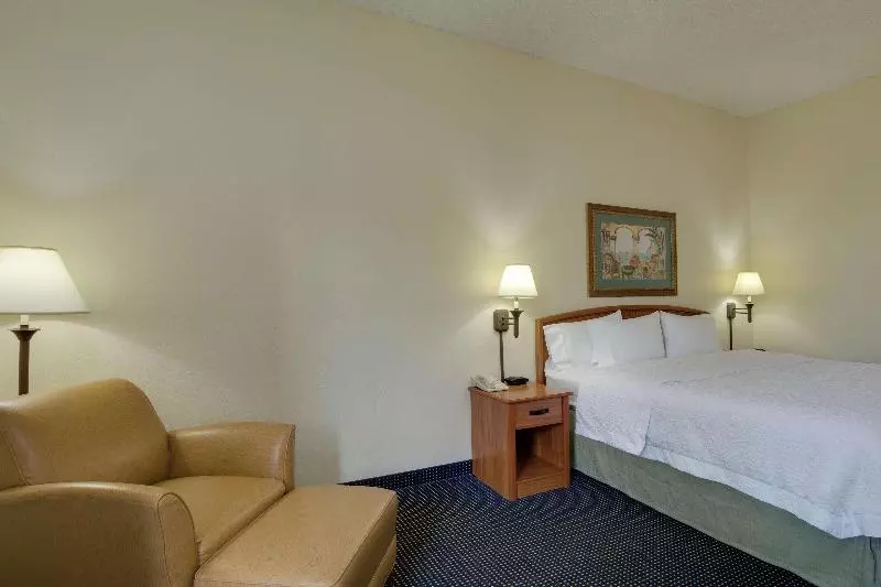 キングサイズベッドのスタンダードルーム, Hampton Inn Ft. Lauderdale Commercial Blvd