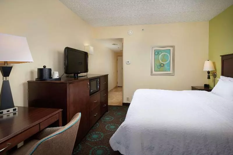 キングサイズベッドのスタンダードルーム, Hampton Inn Rehoboth Beach