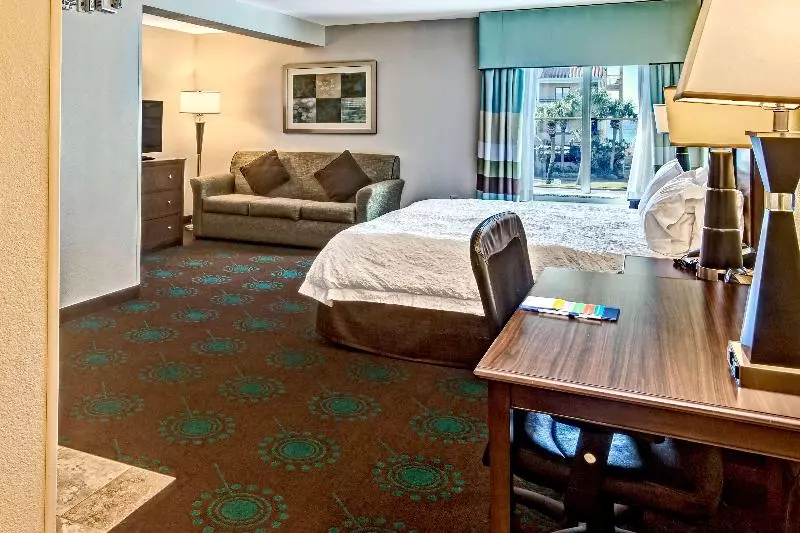 キングサイズベッドのスタンダードルーム, Hampton Inn & Suites Destin