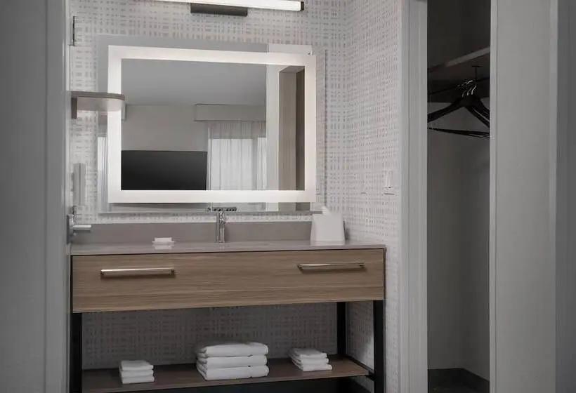 スタンダードスタジオ, Hampton Inn & Suites Roswell