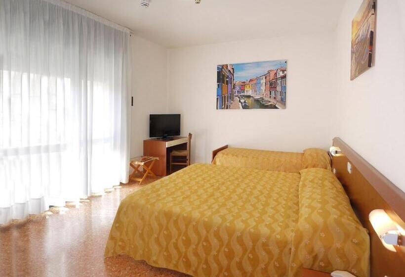 غرفة عائلية, Panorama