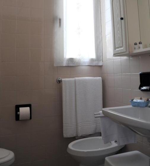 غرفة قياسية, Reno