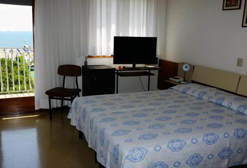 غرفة قياسية مع حمام خارجي, Reno