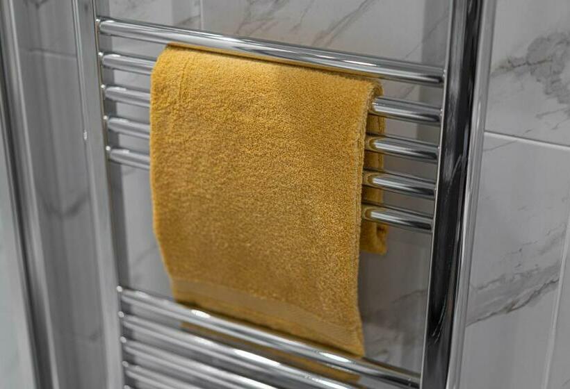 Номер Стандарт, Hillyard House